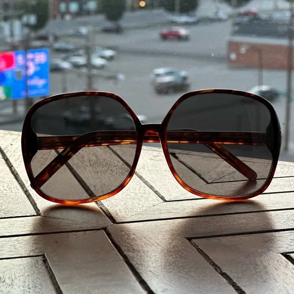 Vintage 1970s Round Tortoise Shell Sunglasses – Original Boho Cool Girl Vibes - Picture 2 of 8